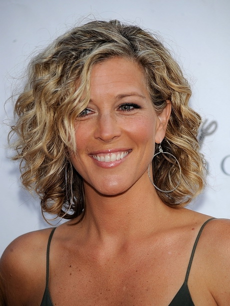 Hairstyles for short curly hair
