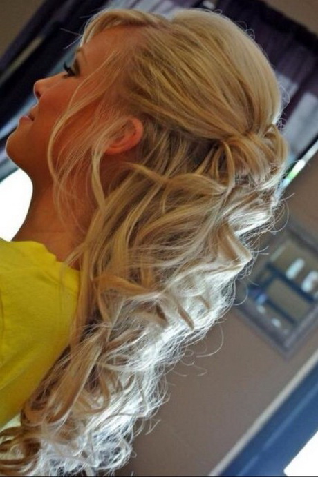 Prom hairstyles curly half up prom-hairstyles-curly-half-up-73_4