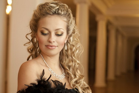 Prom hairstyles for naturally curly hair