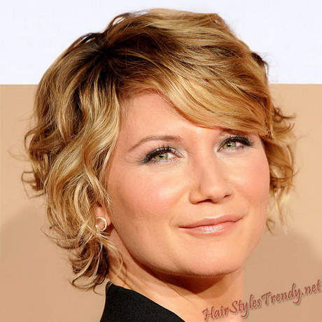 Short and curly hairstyles short-and-curly-hairstyles-00-2