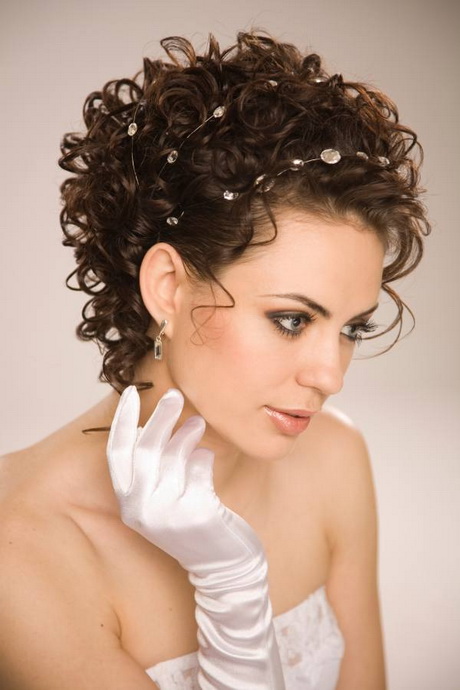 Short curly hairstyles for round faces short-curly-hairstyles-for-round-faces-56-8
