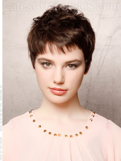 Short dark hairstyles for women