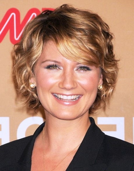 Short haircuts for women over 50 with wavy hair short-haircuts-for-women-over-50-with-wavy-hair-28-15