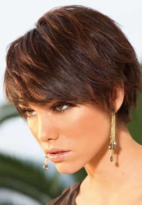 Short hairstyles for thick straight hair
