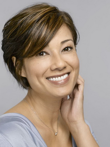 Short hairstyles for women over 30