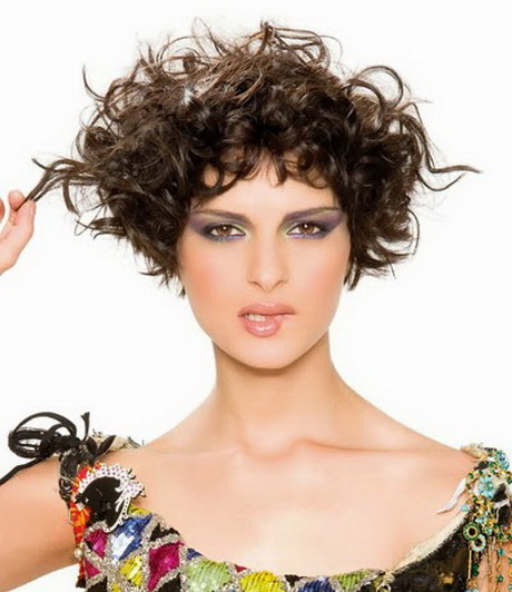 Short to medium curly hairstyles short-to-medium-curly-hairstyles-98-4