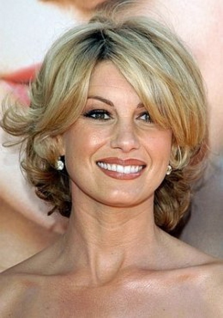 Short to medium hairstyles for women over 40 short-to-medium-hairstyles-for-women-over-40-96-7
