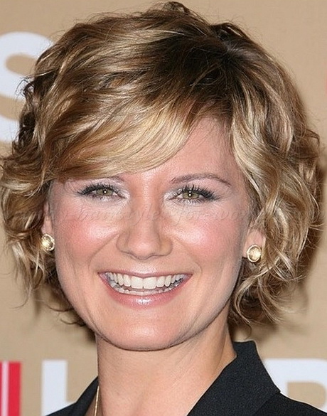 Short wavy hairstyles for over 50 women