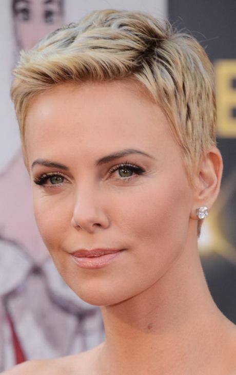 Short hairstyles for women in their 30s