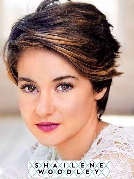 Short hairstyles for wavy hair 2019 short-hairstyles-for-wavy-hair-2019-08_15