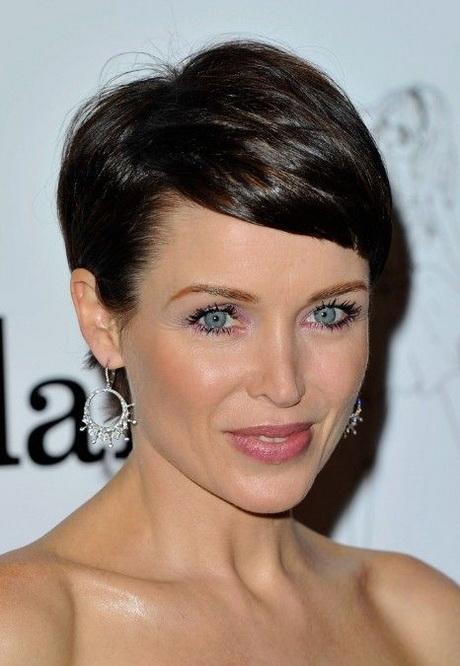 Classic hairstyles for women over 40 classic-hairstyles-for-women-over-40-00_14