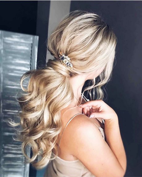 Hairstyles for prom 2020 hairstyles-for-prom-2020-18_15