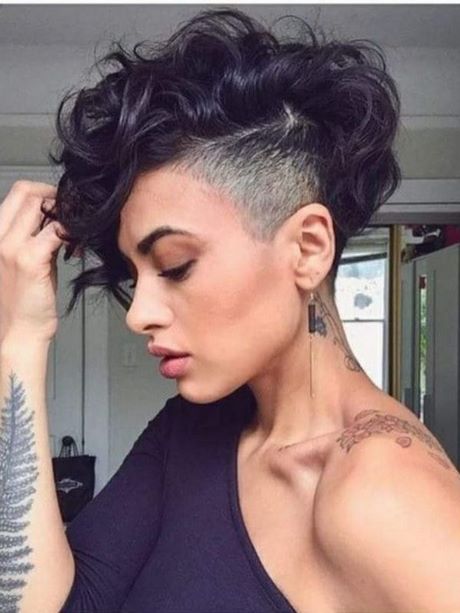 Best short haircuts for curly hair 2021 best-short-haircuts-for-curly-hair-2021-23_9