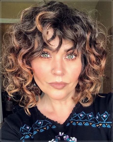Latest short curly hairstyles 2021 latest-short-curly-hairstyles-2021-86_7