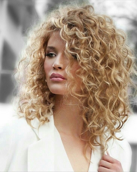 Trendy hairstyles for curly hair 2021 trendy-hairstyles-for-curly-hair-2021-42_11