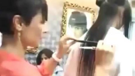 Women cutting hair short women-cutting-hair-short-00_13