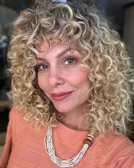 Trendy short curly hairstyles 2023 trendy-short-curly-hairstyles-2023-83_8