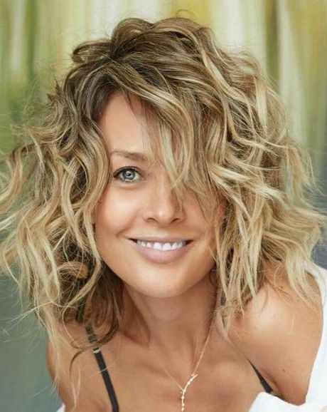 2022 short curly hairstyles