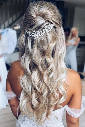 Hairstyles for brides 2022