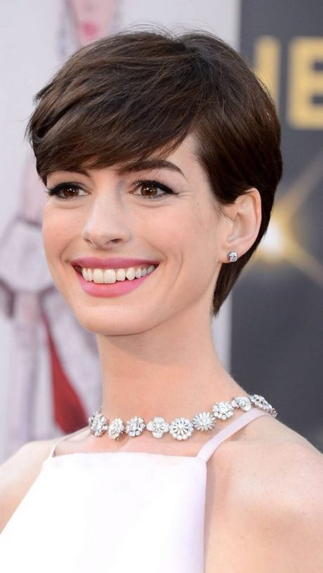 Short hairstyles for round faces 2022 short-hairstyles-for-round-faces-2022-28_2