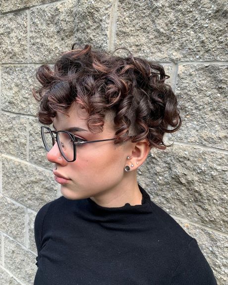 Short and curly hairstyles 2021 short-and-curly-hairstyles-2021-14_5