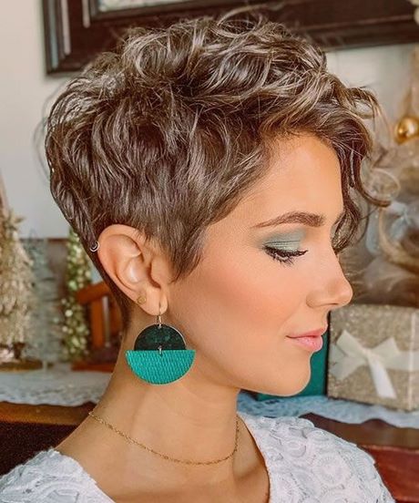 Short hairstyles for curly hair 2021 short-hairstyles-for-curly-hair-2021-31_10
