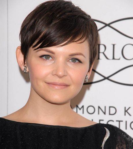 Flattering short haircuts for round faces