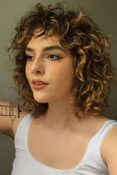 Best short haircuts for curly hair 2022 best-short-haircuts-for-curly-hair-2022-88_4