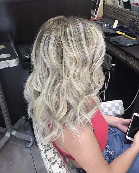 Medium blonde hairstyles 2022