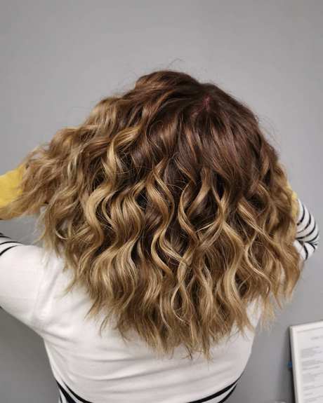 Medium curly hair 2022 medium-curly-hair-2022-55_14