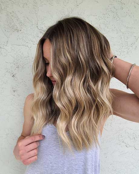 Mid length layered hairstyles 2022 mid-length-layered-hairstyles-2022-09_8
