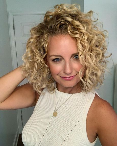 Naturally curly short hairstyles 2022 naturally-curly-short-hairstyles-2022-00_4