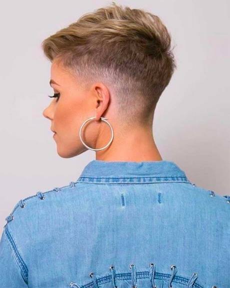 Short hairstyles for women for 2022