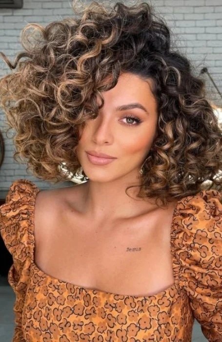 Women's short curly hairstyles 2022 womens-short-curly-hairstyles-2022-83_3