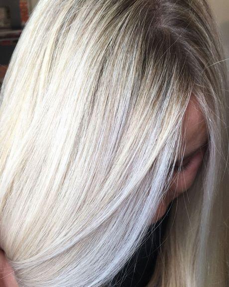 Blonde foils in blonde hair
