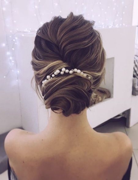 Put up hairstyles for weddings