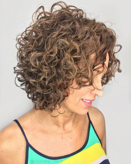 Short brown curly hairstyles short-brown-curly-hairstyles-61_7