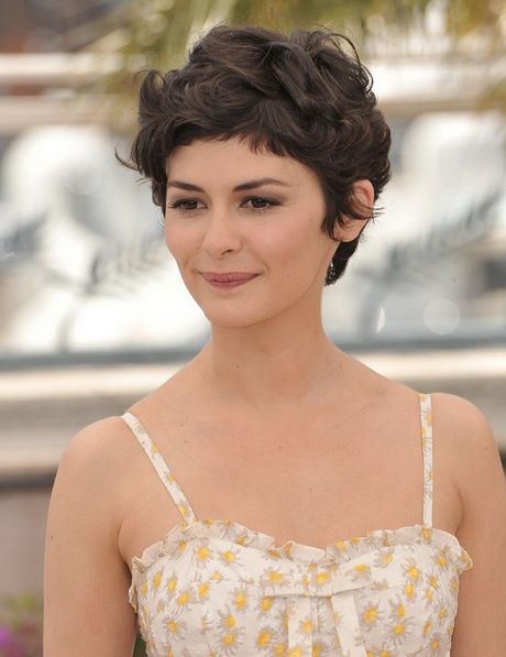Short hairstyles for ladies with wavy hair