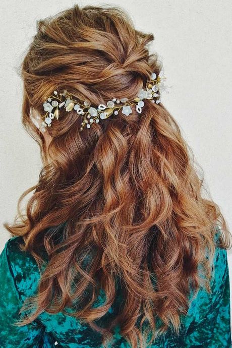 Party hairstyles for curly hair party-hairstyles-for-curly-hair-01_12