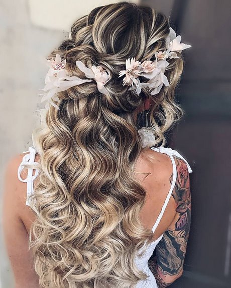 Party hairstyles for curly hair party-hairstyles-for-curly-hair-01_17