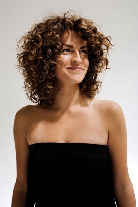 Short to medium haircuts for curly hair short-to-medium-haircuts-for-curly-hair-20_11