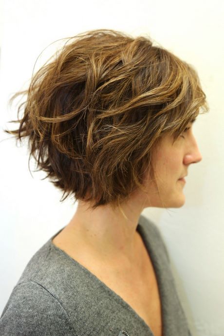 Short hairstyles for wavy hair 2023 short-hairstyles-for-wavy-hair-2023-17_11