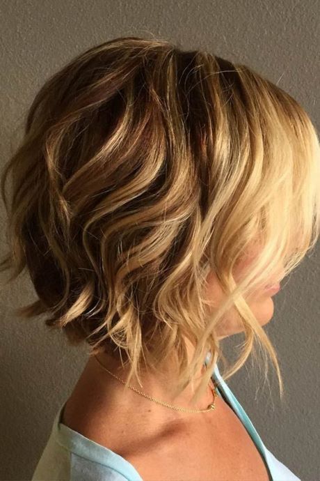 Short hairstyles for wavy hair 2023 short-hairstyles-for-wavy-hair-2023-17_8