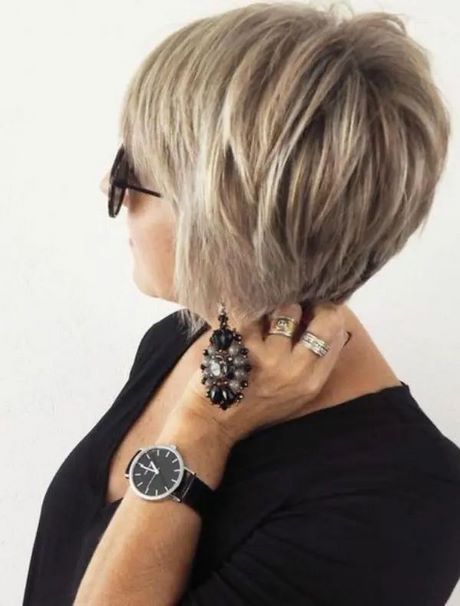 Short hairstyles for women over 50 2023