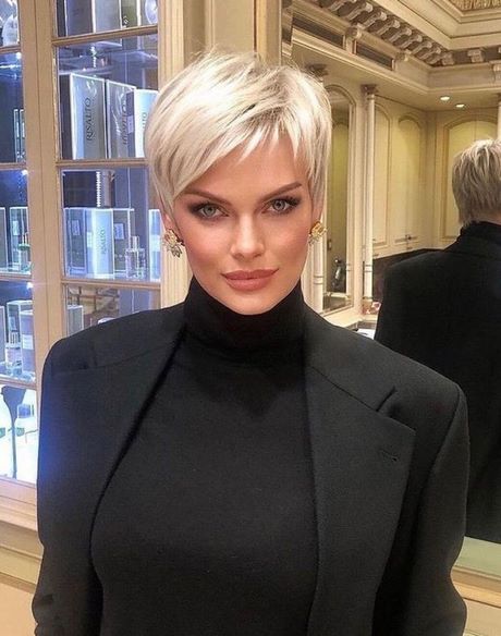 Short hairstyles for women over 50 2023
